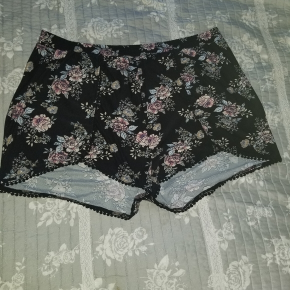 Rue21 Pants - Breezy floral shorts